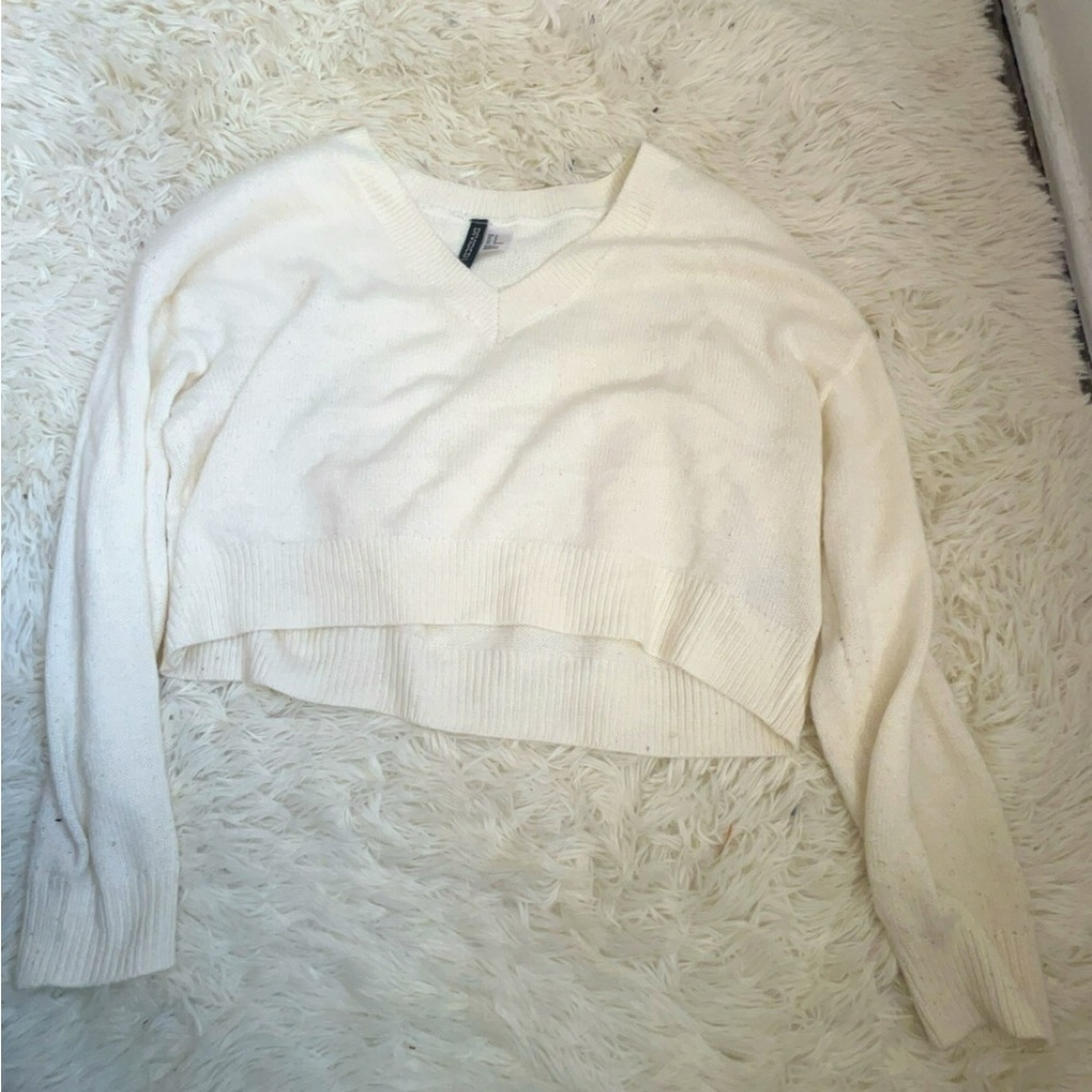 OFF WHITE SWEATER SIZE MEDIUM SUPER COMFY AND CUTE